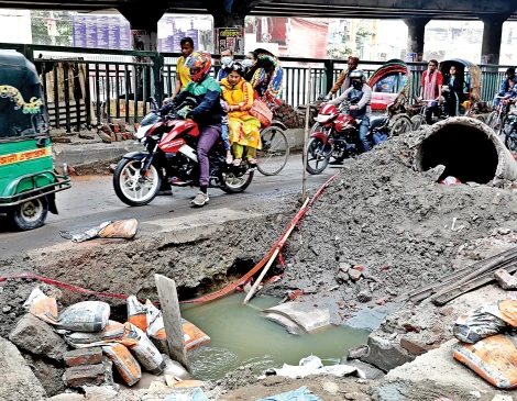 রাজধানীর সড়কে উন্নয়নের নামে খোঁড়াখুঁড়ি চলছেই, ভোগান্তিতে পথচারী